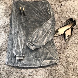 Beautiful balloon sleeve velvety top. Size XL
